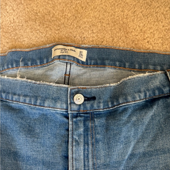 Abercrombie and Fitch, the Mom high-rise Jean - Picture 2 of 3